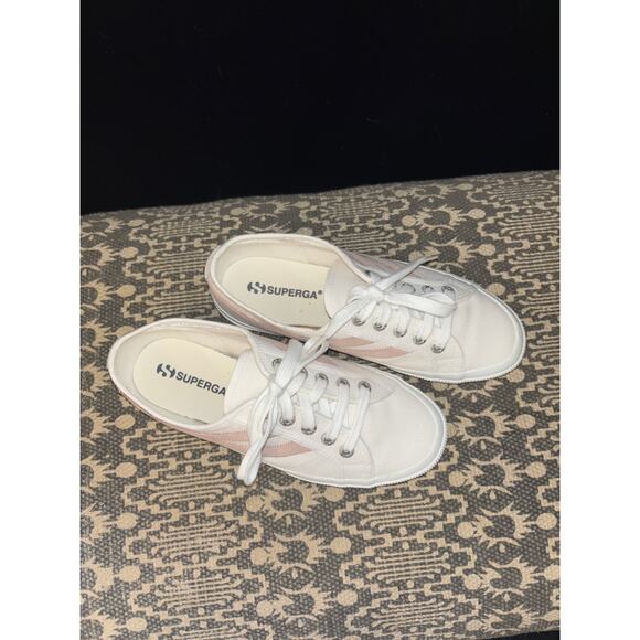 Womens 2953 Swallowtail Cotu Suede Sneakers in Pink and White - Picture 2 of 7